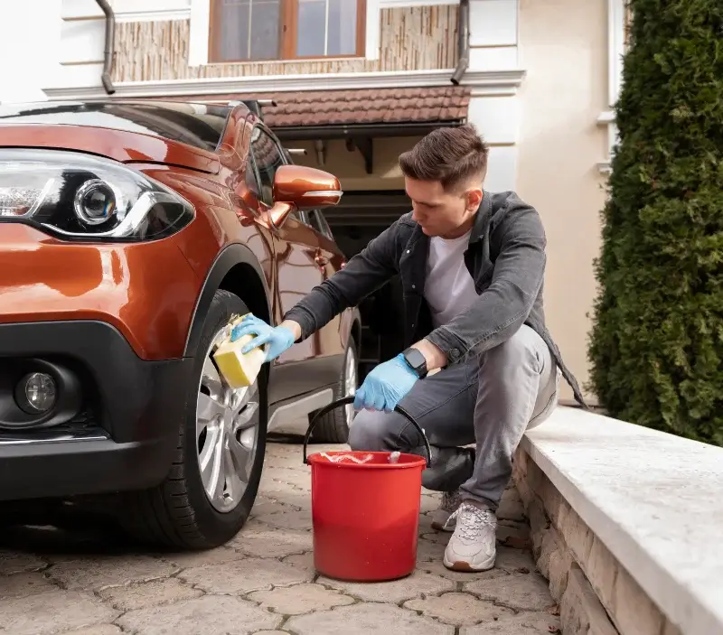 Lavage auto à domicile Plats : professionnel intervenant sur un véhicule